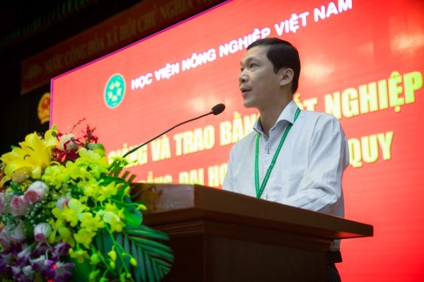 ThS. Nguyễn Quang Tự - Phó Trưởng ban Quản lý đào tạo công bố Quyết định của Giám đốc Học viện về việc công nhận tốt nghiệp và cấp bằng đại học, cao đẳng cho sinh viên tốt nghiệp