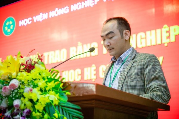 TS. Dương Thành Huân – Phó Trưởng ban Công tác chính trị và Công tác sinh viên công bố Quyết định của Giám đốc Học viện về việc khen thưởng sinh viên trong toàn khóa học