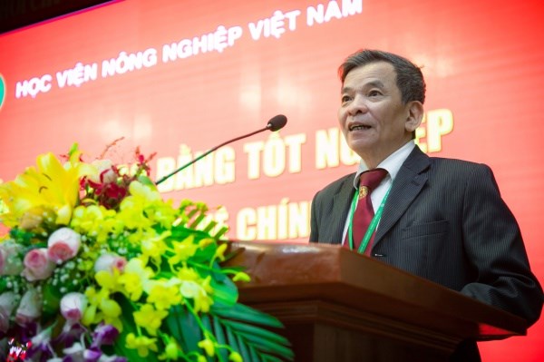 GS.TS. Vũ Văn Liết – Thư ký Hội đồng Học viện phát biểu chúc mừng các tân kỹ sư, cử nhân