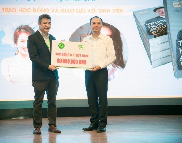 Chương trình giao lưu “Trường học hay trường đời” Ông Nguyễn Văn Chiến – Phó Tổng Giám đốc Công ty Cổ phần Chăn nuôi C.P. Việt Nam trao đăng nhập dafabet bổng trị giá 80.000.000 đồng cho sinh viên đăng nhập dafabet viện Nông nghiệp Việt Nam