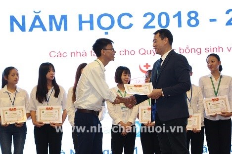 PGS TS Bùi Trần Anh Đào tặng giấy khen cho sinh viên nghèo vượt khó đạt thành tích cao trong học tập