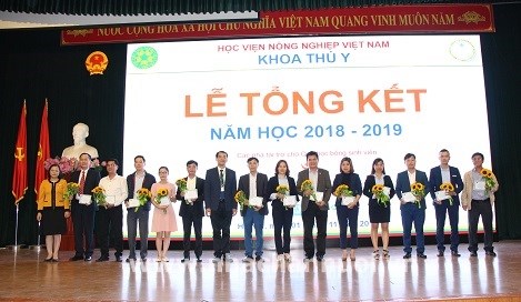 Lãnh đạo Khoa Thú y trao hoa cảm ơn và giấy chứng nhận cho các nhà tài trợ học bổng sinh viên