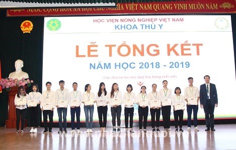 Các sinh viên vượt khó học tốt Khoa Thú y năm học 2018 – 2019