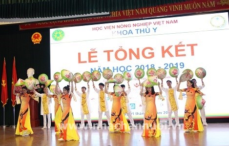 Sinh viên Khoa Thú y trong một tiết mục văn nghệ