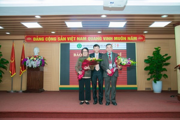 Nghiên cứu sinh Nguyễn Tài Toàn cùng hai giảng viên hướng dẫn GS.TS. Trần Tú Ngà (ngoài cùng bên trái) và GS.TS. Vũ Văn Liết (ngoài cùng bên phải)