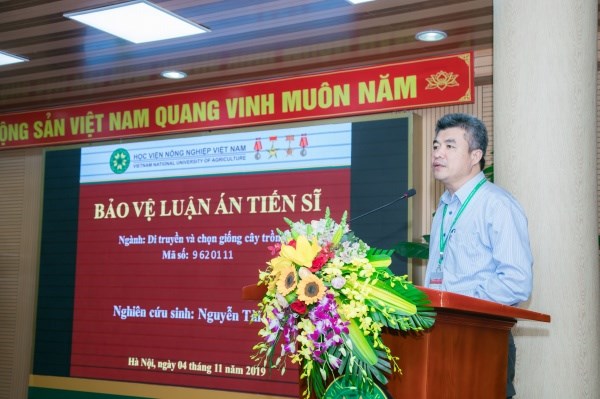 GS.TS. Phạm Văn Cường đến dự và gửi lời chúc mừng đến tân tiến sĩ Nguyễn Tài Toàn