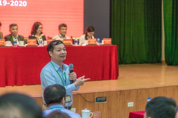 PGS.TS. Phạm Văn Hùng – Trưởng ban Tài chính và Kế toán giải đáp câu hỏi của sinh viên về các vấn đề liên quan đến học phí