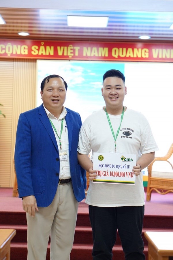 Bạn sinh viên may mắn dành được học bổng ý nghĩa từ Hội thảo