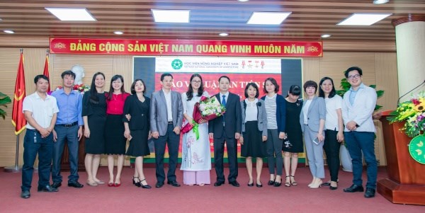 Người thân, gia đình đến dự và chúc mừng tân tiến sĩ Lê Thị Phương Dung  