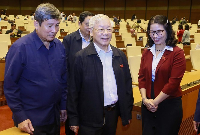 Tổng Bí thư, Chủ tịch nước Nguyễn Phú Trọng trao đổi với các đại biểu bên lề phiên chất vấn