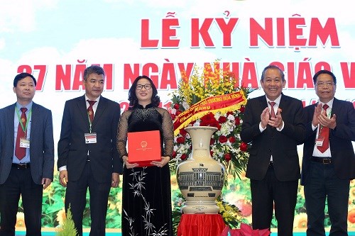 Phó Thủ tướng Trương Hòa Bình trao Huân chương Lao động cho tập thể và cá nhân có thành tích xuất sắc trong công tác giáo dục-đào tạo - Ảnh: VGP/Lê Sơn