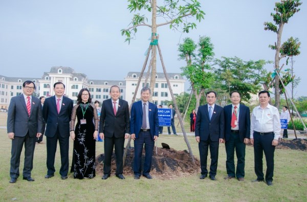 Phó Thủ tướng thường trực Chính phủ Trương Hòa Bình trồng cây tại Quảng trường sinh viên