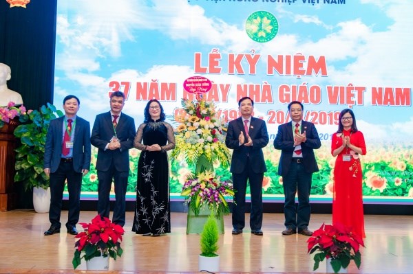 Bộ trưởng Bộ Nông nghiệp và Phát triển nông thôn Nguyễn Xuân Cường tặng hoa chúc mừng các thầy, cô giáo của Học viện Nông nghiệp Việt Nam