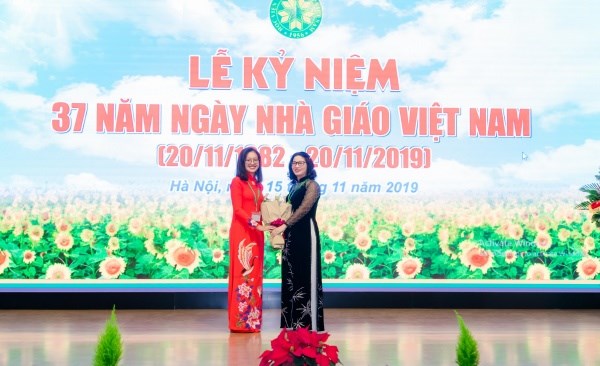 Sinh viên Phạm Phương Anh – K63 khoa Công nghệ sinh học đại diện sinh viên Học viện phát biểu chúc mừng và tặng hoa tri ân thầy (cô) 