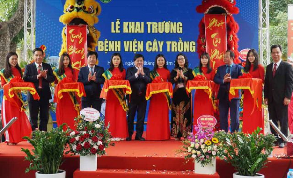 Thứ trưởng Bộ NN&PTNT Lê Quốc Doanh (thứ 6 từ trái qua) cùng lãnh đạo Học viện Nông nghiệp Việt Nam cắt băng khai trương Bệnh viện cây trồng.