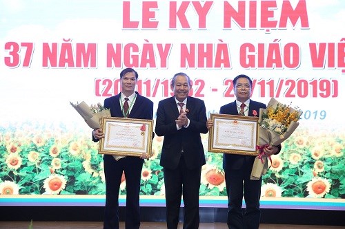Phó Thủ tướng Trương Hòa Bình trao Bằng khen của Thủ tướng Chính phủ cho tập thể và cá nhân có thành tích xuất sắc trong công tác giáo dục-đào tạo - Ảnh: VGP/Lê Sơn