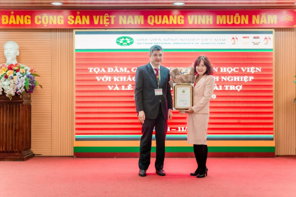 GS.TS. Phạm Văn Cường trao chứng nhận tài trợ cho đại diện Công ty cổ phần  Phân bón Dầu khí Cà Mau