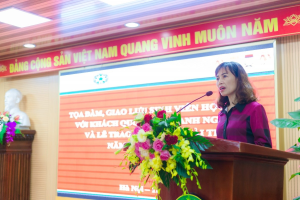 Bà Vương Thị Hồng Thủy (Phó GĐ Chi nhánh, Ngân hàng Vietinbank CN Chương Dương) đại diện cho các nhà tài trợ phát biểu