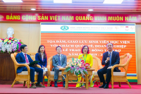 Các khách mời tại Tọa đàm (từ phải sang: Ông Nguyễn Văn Chiến, Bà Nguyễn Thị Bích Thủy, Ông Tadahiko Ishikawa)