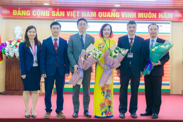 GS.TS. Phạm Văn Cường tặng hoa khách mời.