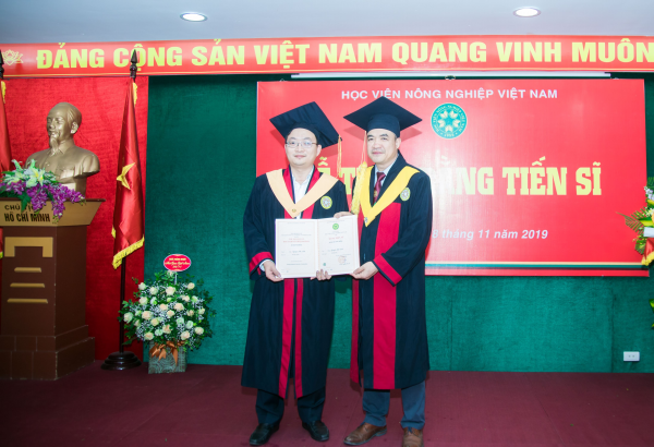 GS.TS. Phạm Văn Cường trao bằng Tiến sĩ tới các tân Tiến sĩ