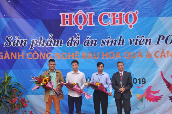 TS. Vũ Thanh Hải tặng hoa cho Đại diện các nhà tài trợ cho Hội chợ