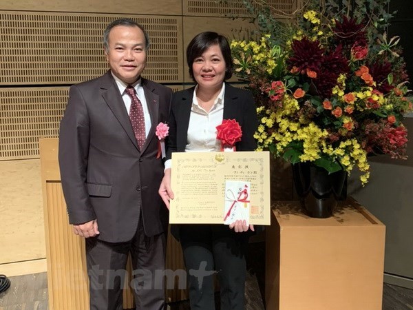 Đại sứ Việt Nam tại Nhật Bản Vũ Hồng Nam chúc mừng nhà khoa học Mai Thị Ngân 