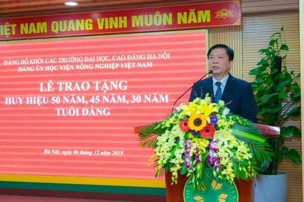 Đồng chí Vũ Tuấn Dũng – Thành ủy viên, Bí thư Đảng ủy Khối các Trường Đại học, Cao đẳng Hà Nội phát biểu tại buổi lễ