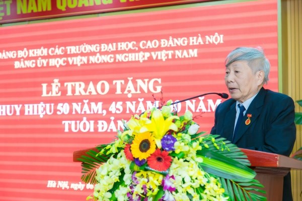 Đồng chí Nguyễn Quang Thạch chia sẻ cảm nghĩ khi được nhận Huy hiệu Đảng