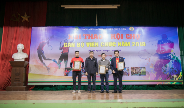 GS.TS. Phạm Văn Cường – Phó Bí thư Đảng ủy, Phó Giám đốc dafabet link trao chứng nhận cho các doanh nghiệp tài trợ Hội thao