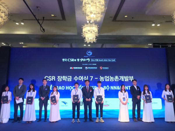 Các doanh nghiệp Hàn Quốc trao học bổng cho 10 sinh viên Học viện