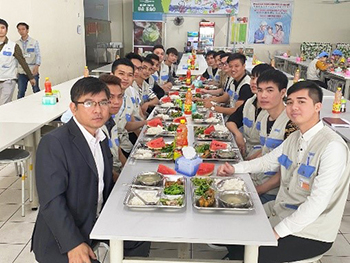 Thầy và sinh viên ăn trưa cùng công ty
