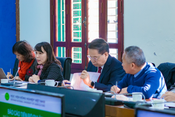 GS. TS. Trần Đức Viên và Cô Lê Thị Bích Liên báo cáo tiến độ dự án thành phần trong năm 2019 và kế hoạch hoạt động năm 2020 của Học viện.