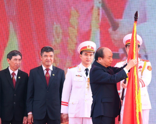 Thủ tướng Nguyễn Xuân Phúc trao Huân chương Hồ Chí Minh cho HV Nông nghiệp Việt Nam. Ảnh: Thống Nhất/TTXVN