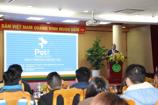 Ông Hà Xuân Lộc – Giám đốc Công ty TNHH Công nghệ Thú cảnh trình bày tại Hội thảo