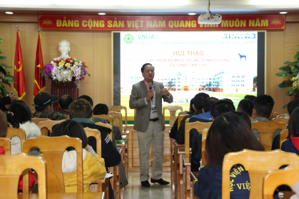 Cũng trong hội thảo, các đại biểu cũng đã được nghe GS.TS. Nguyễn Văn Thanh – chuyên gia về sinh sản ở chó giải đáp thắc mắc về sinh sản ở loài động vật này.   