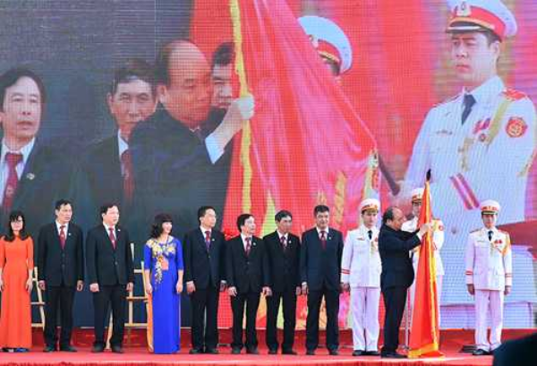Thủ tướng gắn Huân chương Hồ Chí Minh lên lá cờ truyền thống của Học viện Nông nghiệp Việt Nam