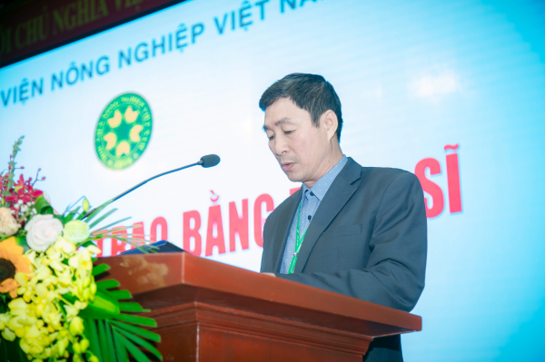 PGS.TS. Phan Xuân Hảo – Phó Trưởng ban Quản lý đào tạo công bố Quyết định của Giám đốc Học viện về việc công nhận tốt nghiệp và cấp bằng cho các tân thạc sĩ