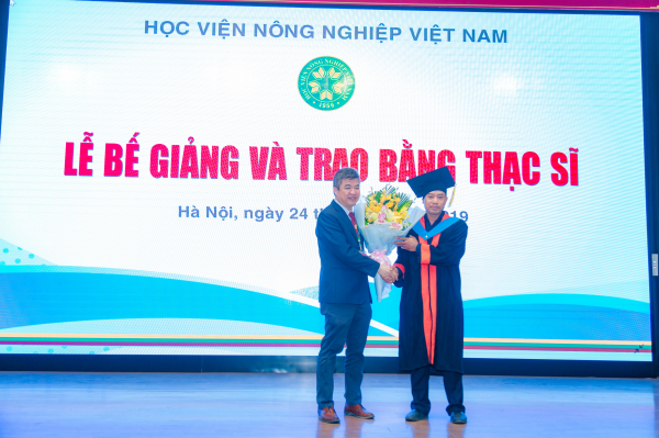 Học viên Kayphone Phoummarach đại diện cho các tân thạc sĩ phát biểu cảm xúc tại buổi lễ và tặng hoa tri ân các thầy (cô)