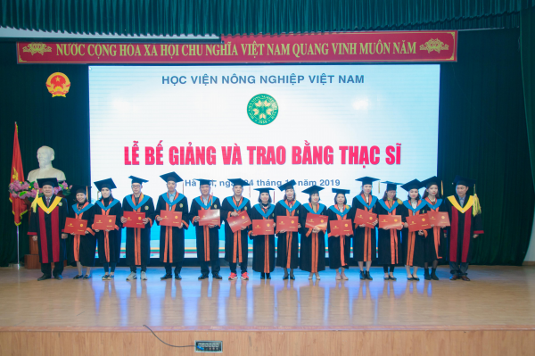 Các thầy (cô) trao bằng cho các tân thạc sĩ