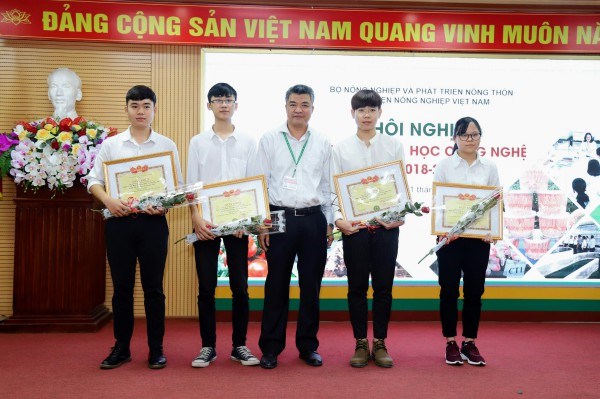 Sinh viên Trần Hữu Định - K61CNSHE, khoa Công nghệ sinh học (Người thứ hai từ bên trái qua) đạt giải Nhất cuộc thi “Nhà vô địch điểm A” năm 2019