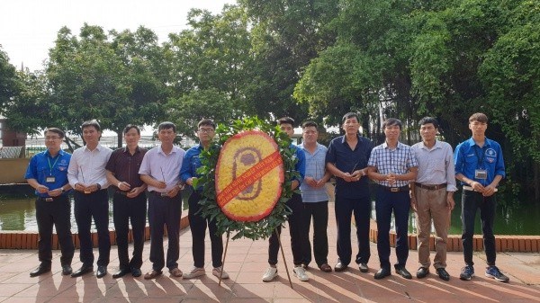 Đoàn cán bộ, viên chức, sinh viên Học viện dâng hoa tại Nghĩa trang liệt sỹ thị trấn Trâu Quỳ
