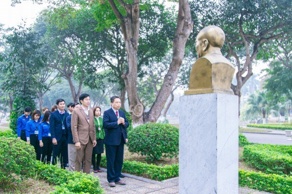 Cán bộ, viên chức và sinh viên Học viện Nông nghiệp Việt Nam dâng hoa tưởng niệm 100 năm ngày sinh cố giáo sư Bùi Huy Đáp