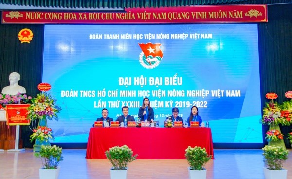 Điều hành Đại hội là Đoàn Chủ tịch gồm 05 đồng chí và Đoàn Thư ký gồm 02 đồng chí