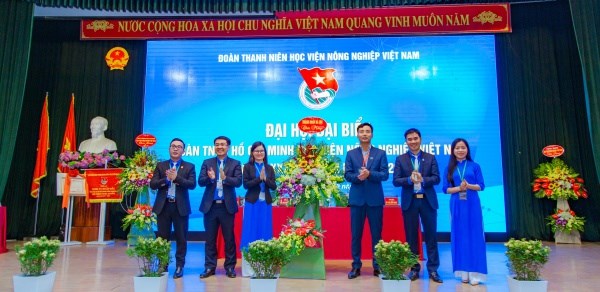 Đồng chí Nguyễn Đức Tiến đại diện Thành đoàn Hà Nội tặng lẵng hoa chúc mừng Đoàn Thanh niên Học viện