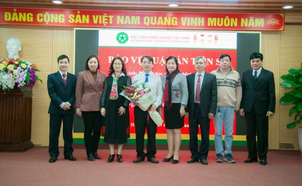 Nghiên cứu sinh Lê Quốc Việt và Hội đồng đánh giá luận án cấp Học viện