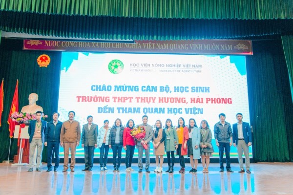 Học viện Nông nghiệp Việt Nam tặng hoa, chụp ảnh lưu niệm cùng thầy (cô) Trường THPT Thụy Hương, Hải Phòng