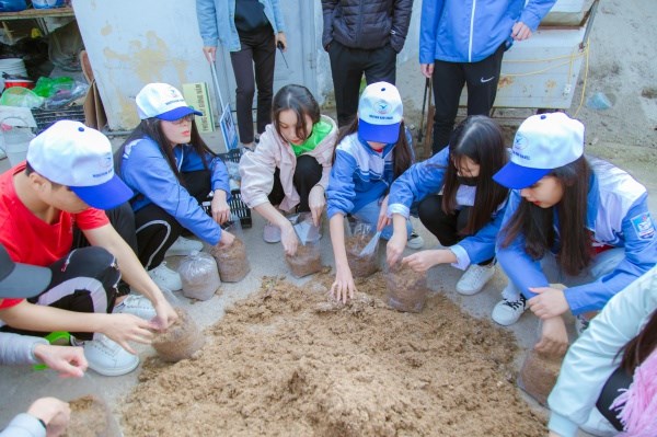 Đoàn tham quan, thực hành tại Trung tâm Đào tạo, Nghiên cứu và Phát triển Nấm ăn, Nấm dược liệu