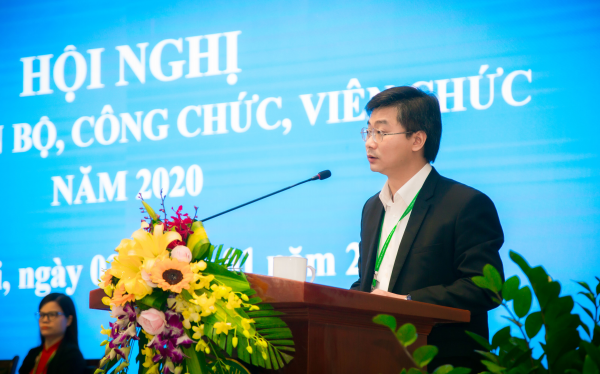 TS. Nguyễn Công Tiệp – Chánh Văn phòng Học viện trình bày Báo cáo giải trình liên quan về những vấn đề cán bộ công chức, viên chức quan tâm, đóng góp ý kiến