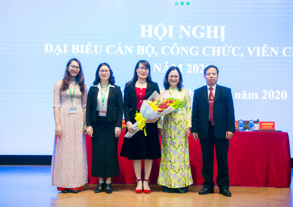 GS.TS. Nguyễn Thị Lan – Bí thư Đảng ủy, Giám đốc Học viện tặng hoa chúc mừng Ban Thanh tra Nhân dân nhiệm kỳ 2020 – 2022